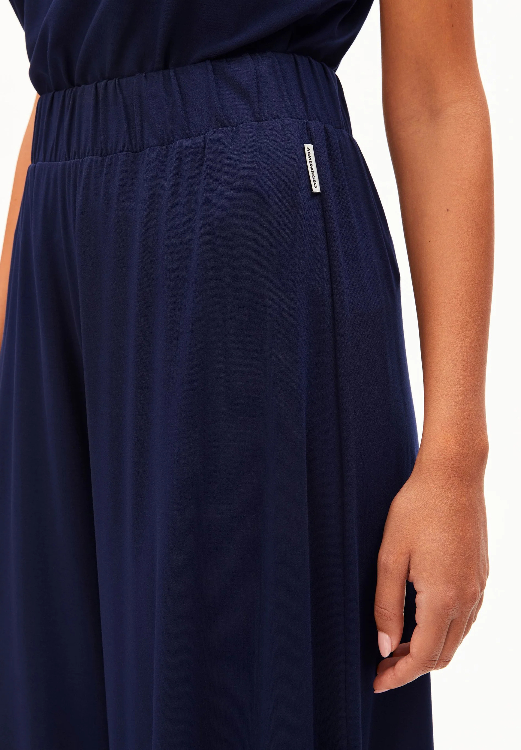 Pantalon-night-sky-viscose-ecovero-Armed-Angels03