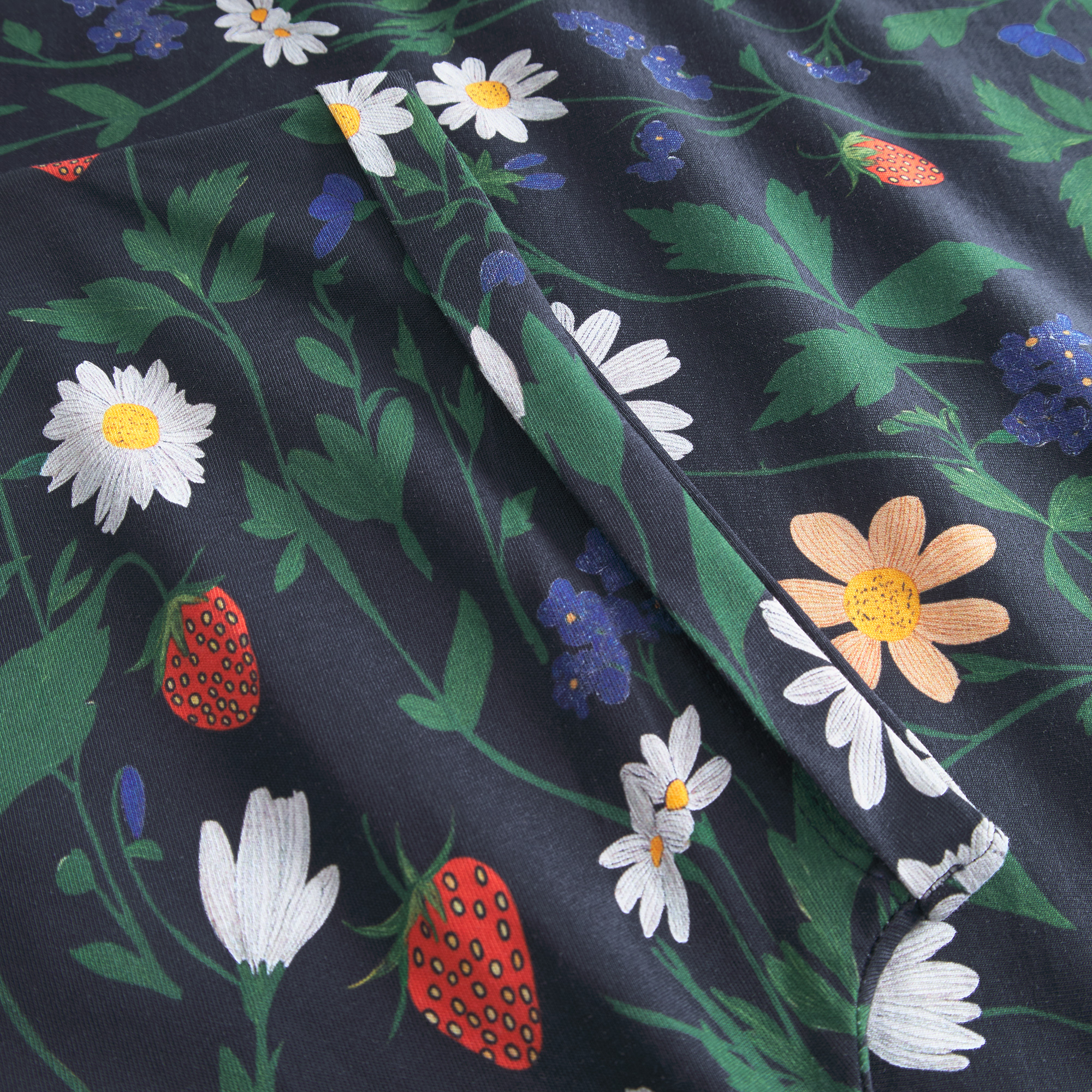 T-shirt-Strawberry-Field-black-coton-biologique-Dedicated02