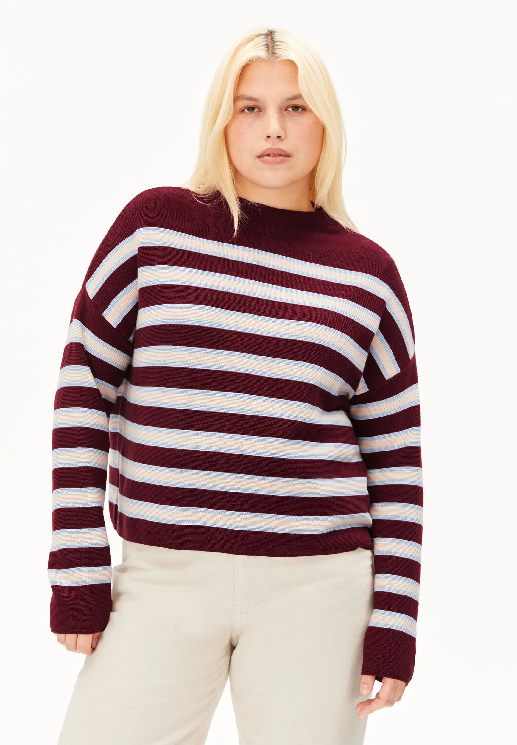 Pull-Merinaa-velvet-red-soft-blue-coton-biologique-Armed-Angels01