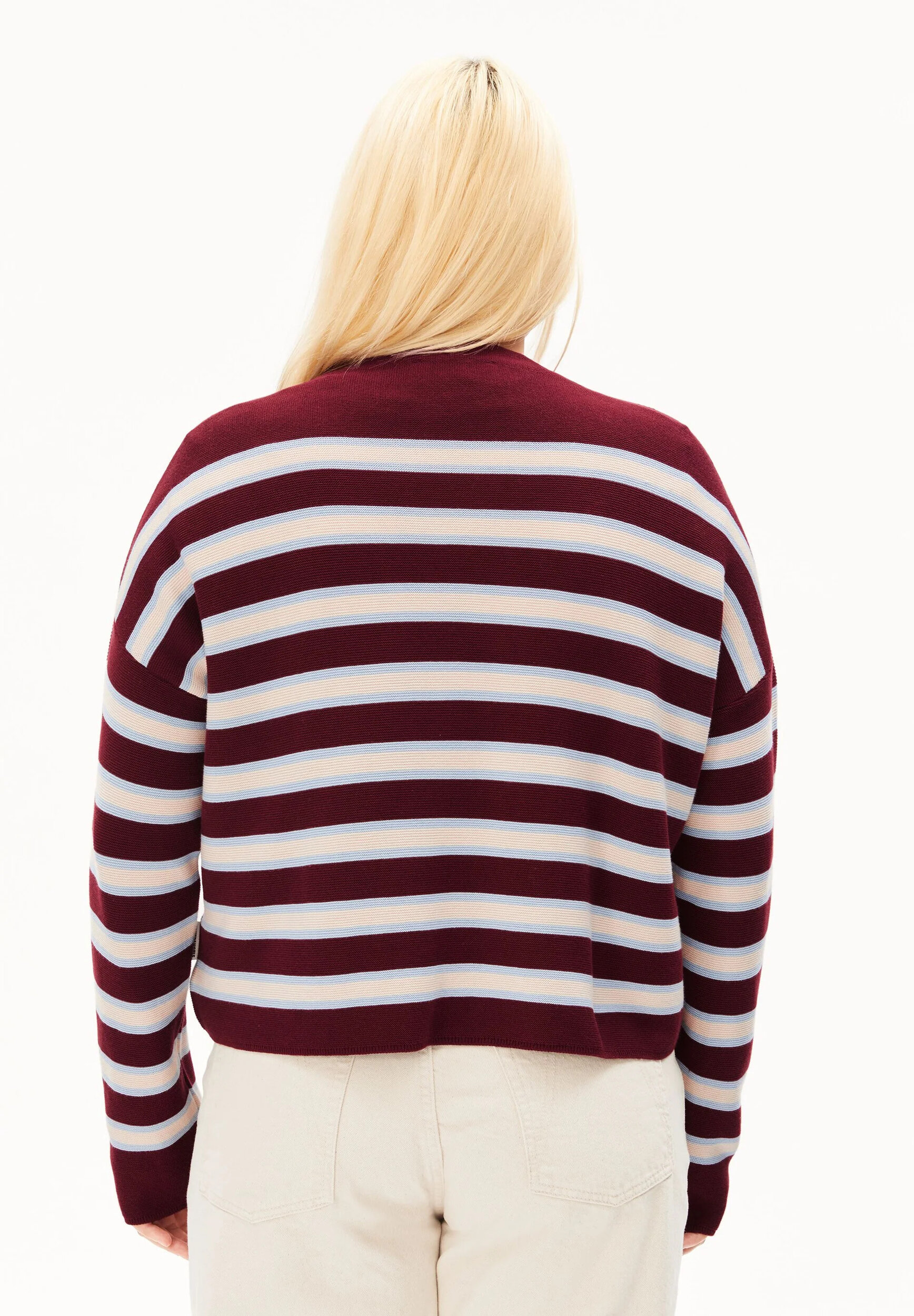 Pull-Merinaa-velvet-red-soft-blue-coton-biologique-Armed-Angels02