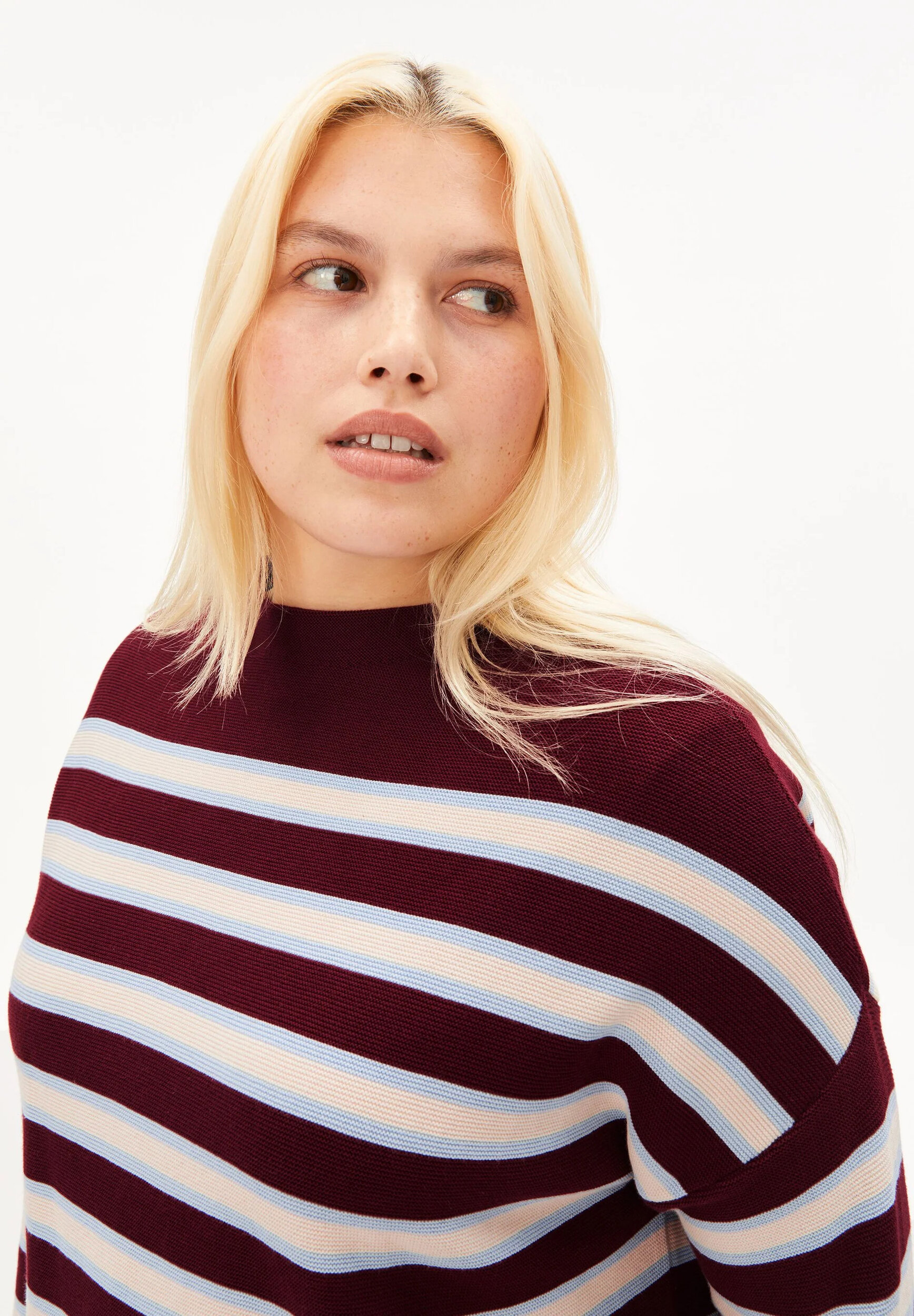 Pull-Merinaa-velvet-red-soft-blue-coton-biologique-Armed-Angels03