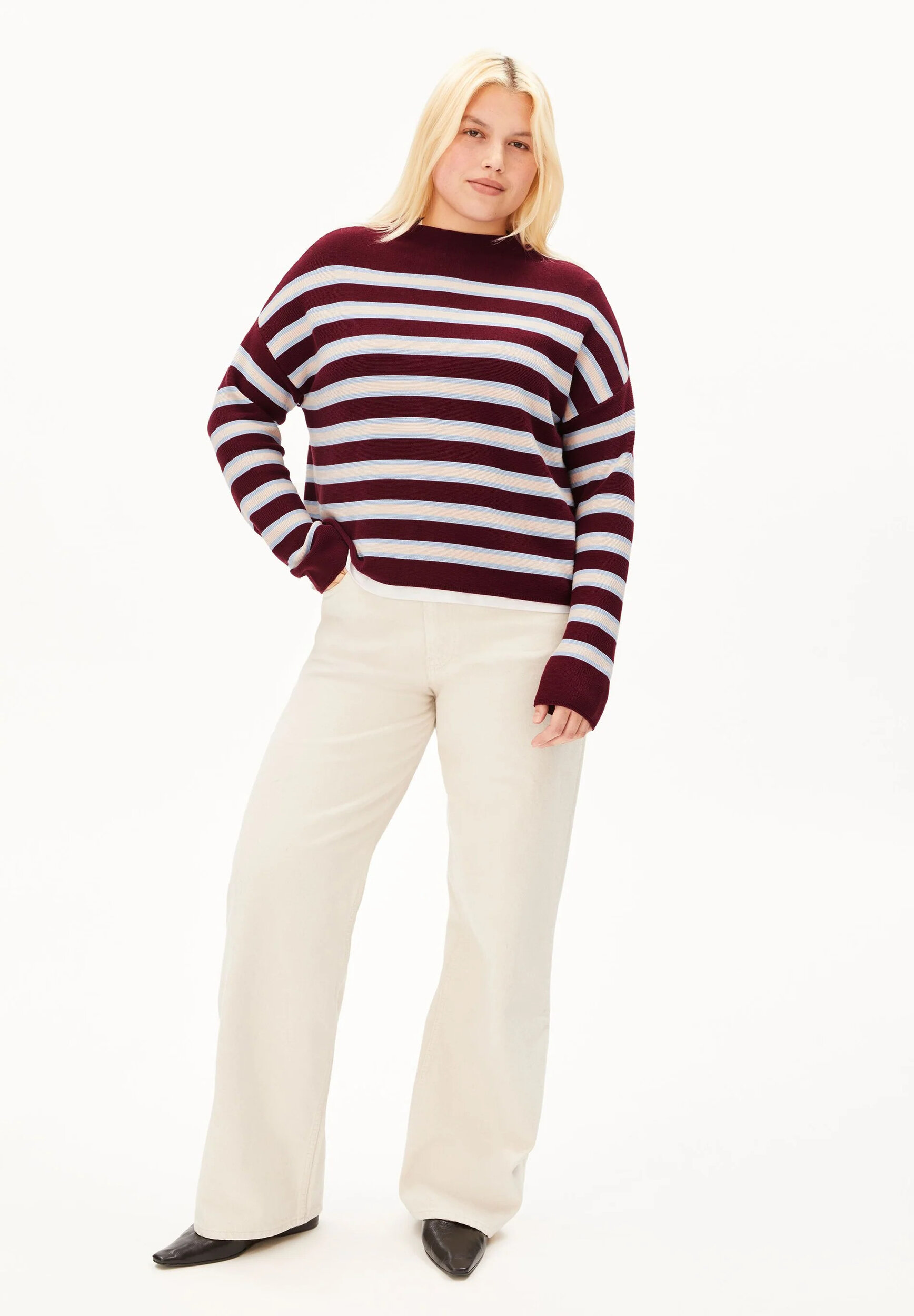 Pull-Merinaa-velvet-red-soft-blue-coton-biologique-Armed-Angels05