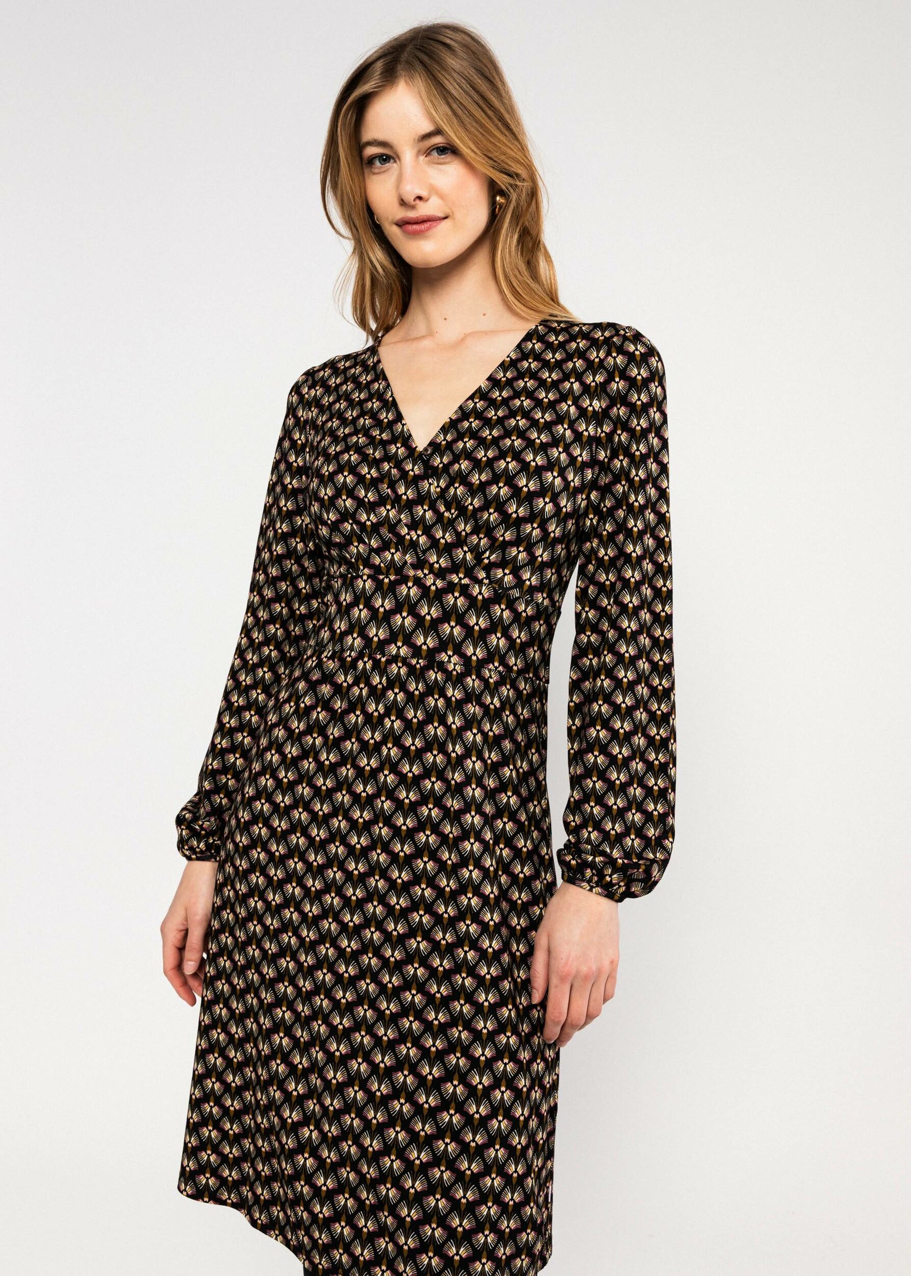 Robe-something-old-something-new-noir-flor-de-caballera-viscose-ecovero-Blutsgeschwister01