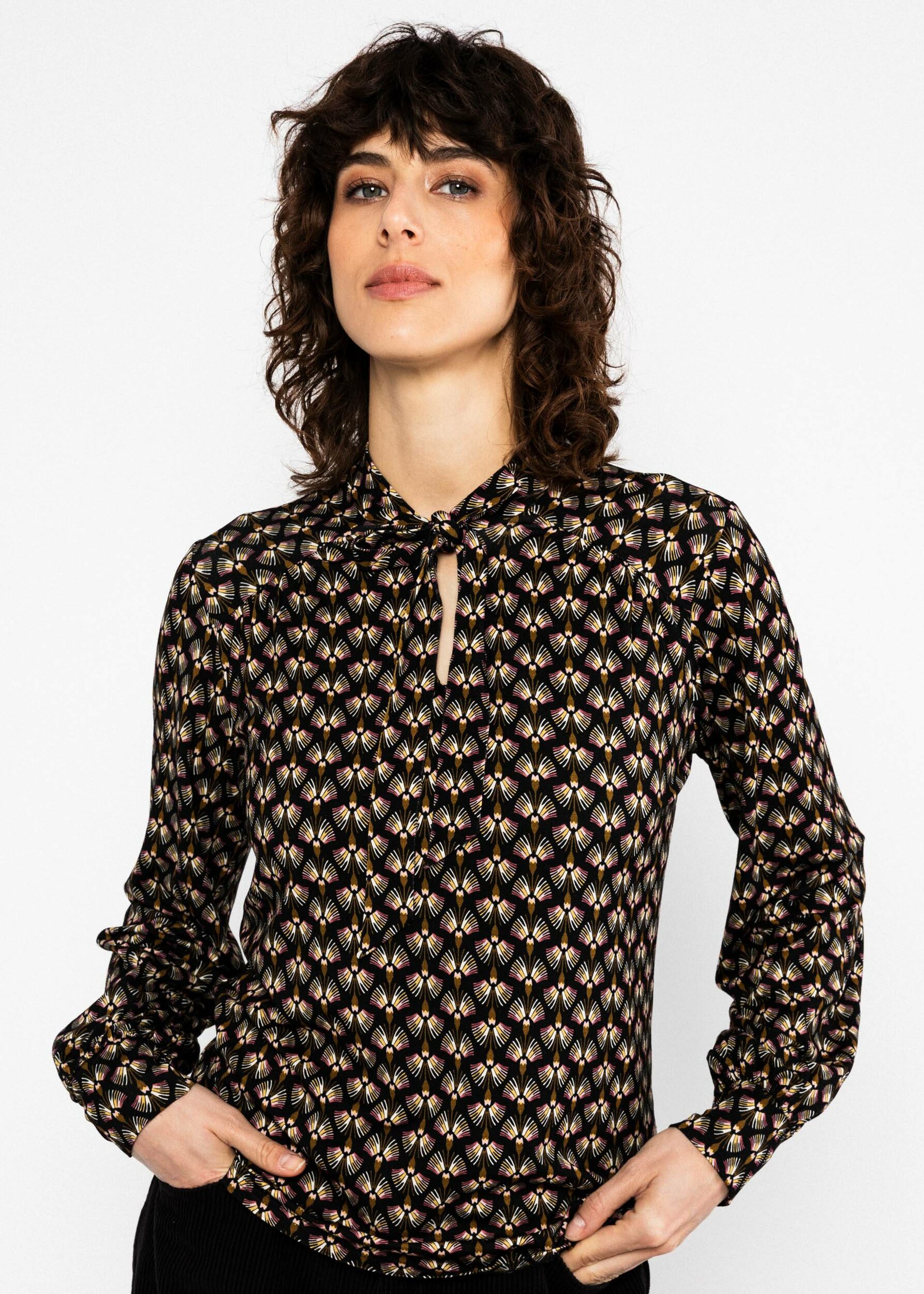 Blouse-L-Odelette-pour-Helma-noir-flor-de-caballera-viscose-ecovero-Blutsgeschwister04