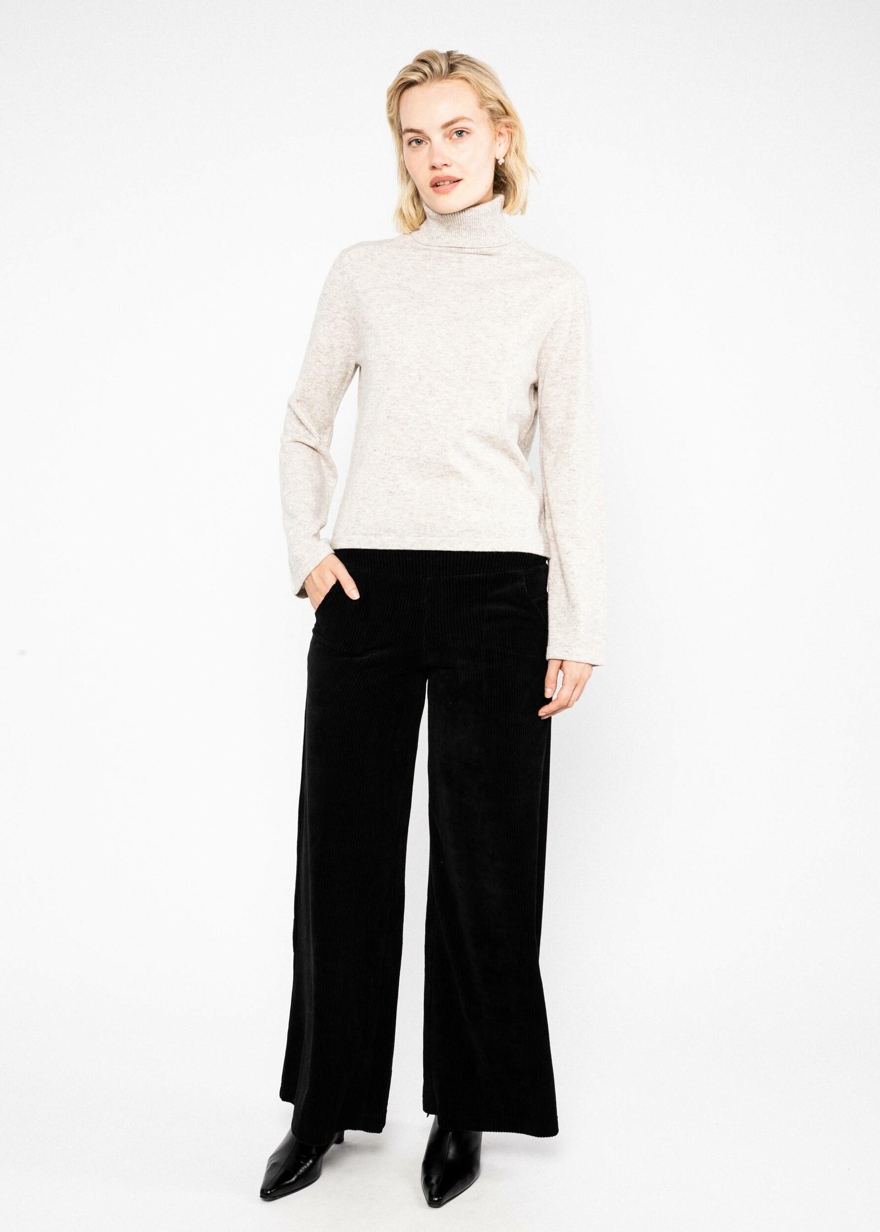 Pantalon-Jolly-Marleen-fine-needle-black-velours-coton-biologique-polyester-recyclé-Blutsgeschwister01