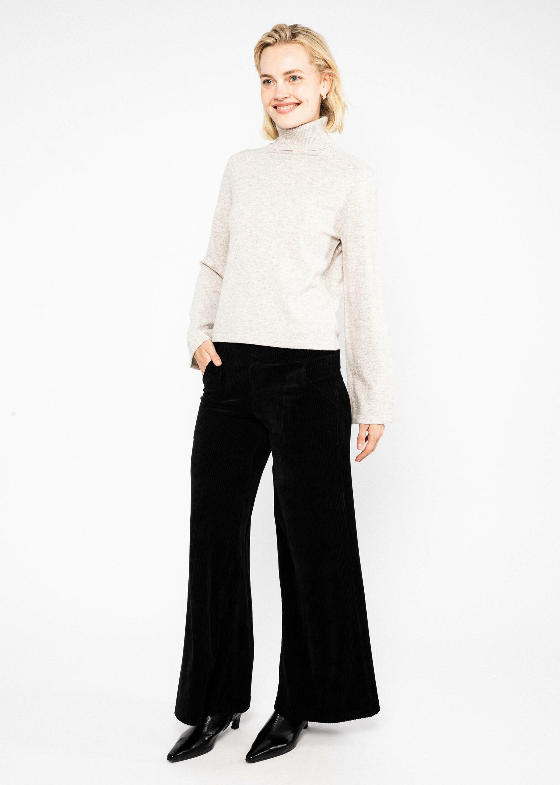 Pantalon-Jolly-Marleen-fine-needle-black-velours-coton-biologique-polyester-recyclé-Blutsgeschwister04