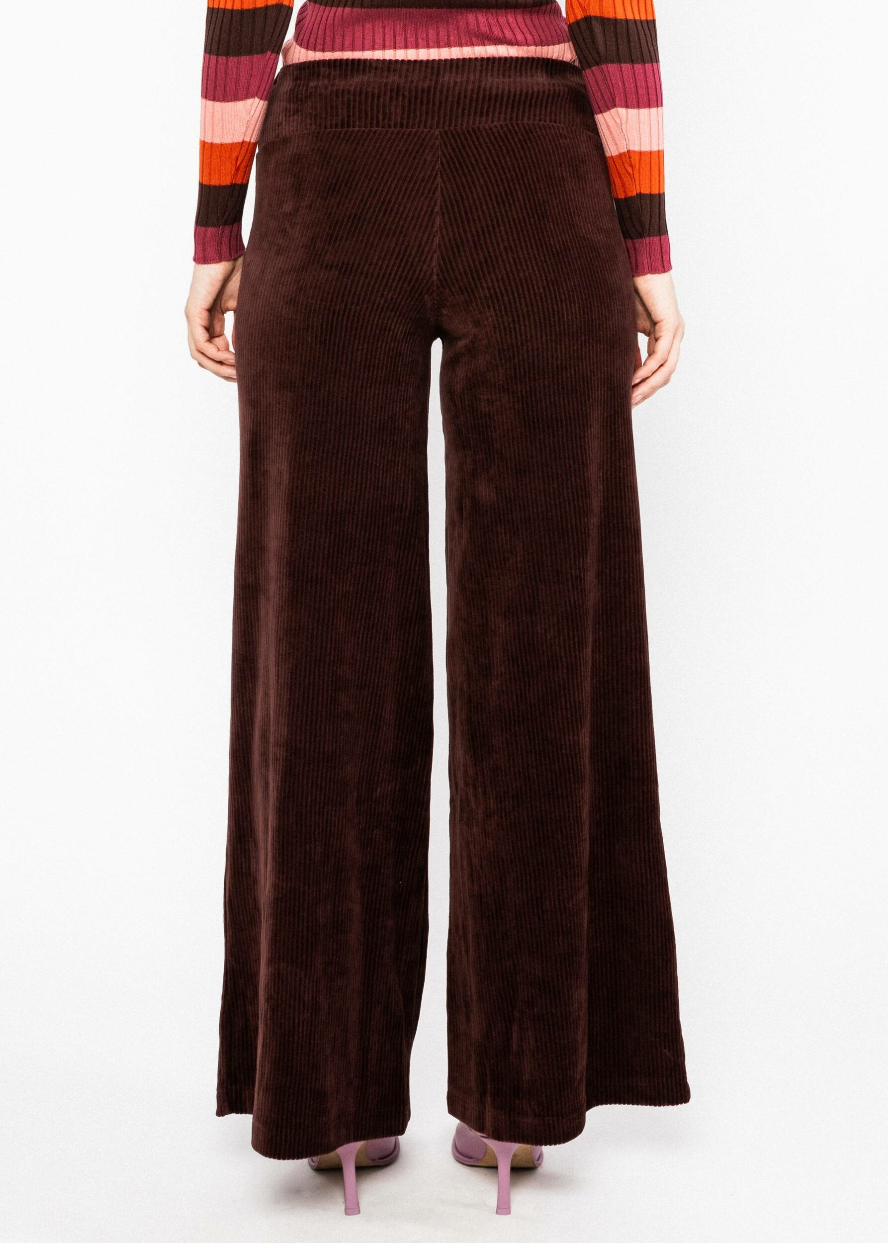 Pantalon-Jolly-Marleen-fine-needle-brown-velours-coton-biologique-polyester-recyclé-Blutsgeschwister03