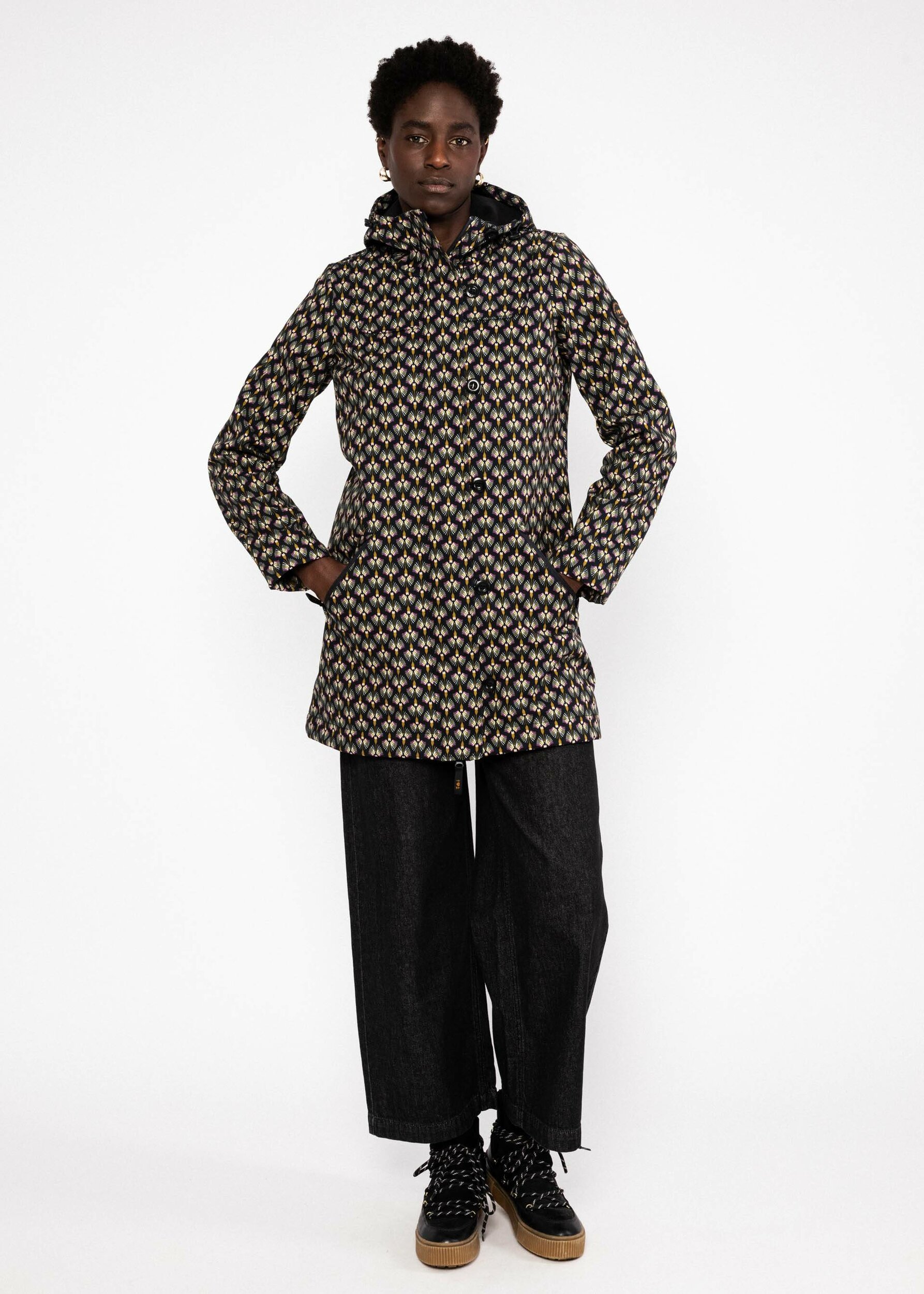 Anorak-wild-weather-noir-show-girl-polyester-recycle-Blutsgeschwister01