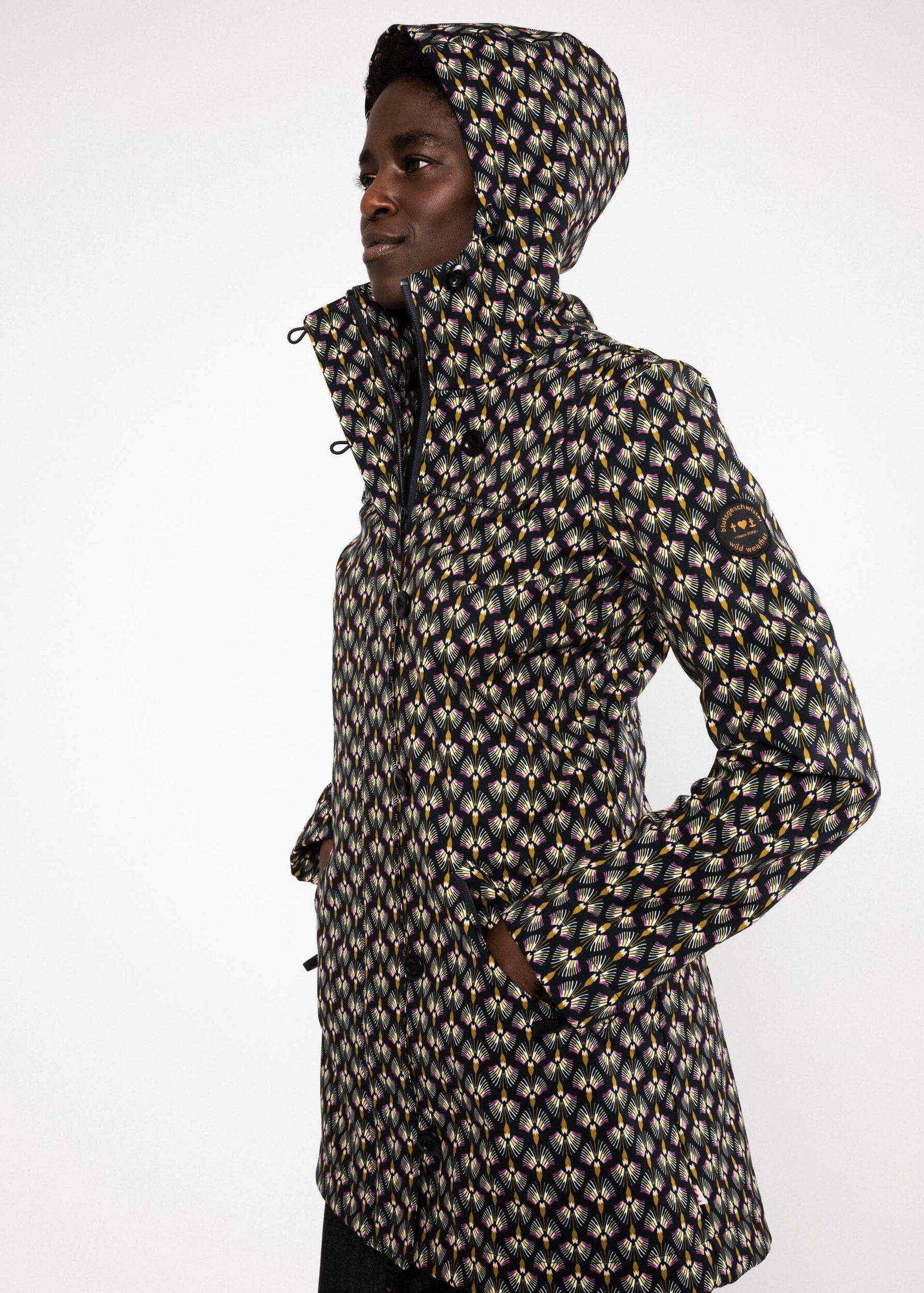 Anorak-wild-weather-noir-show-girl-polyester-recycle-Blutsgeschwister04