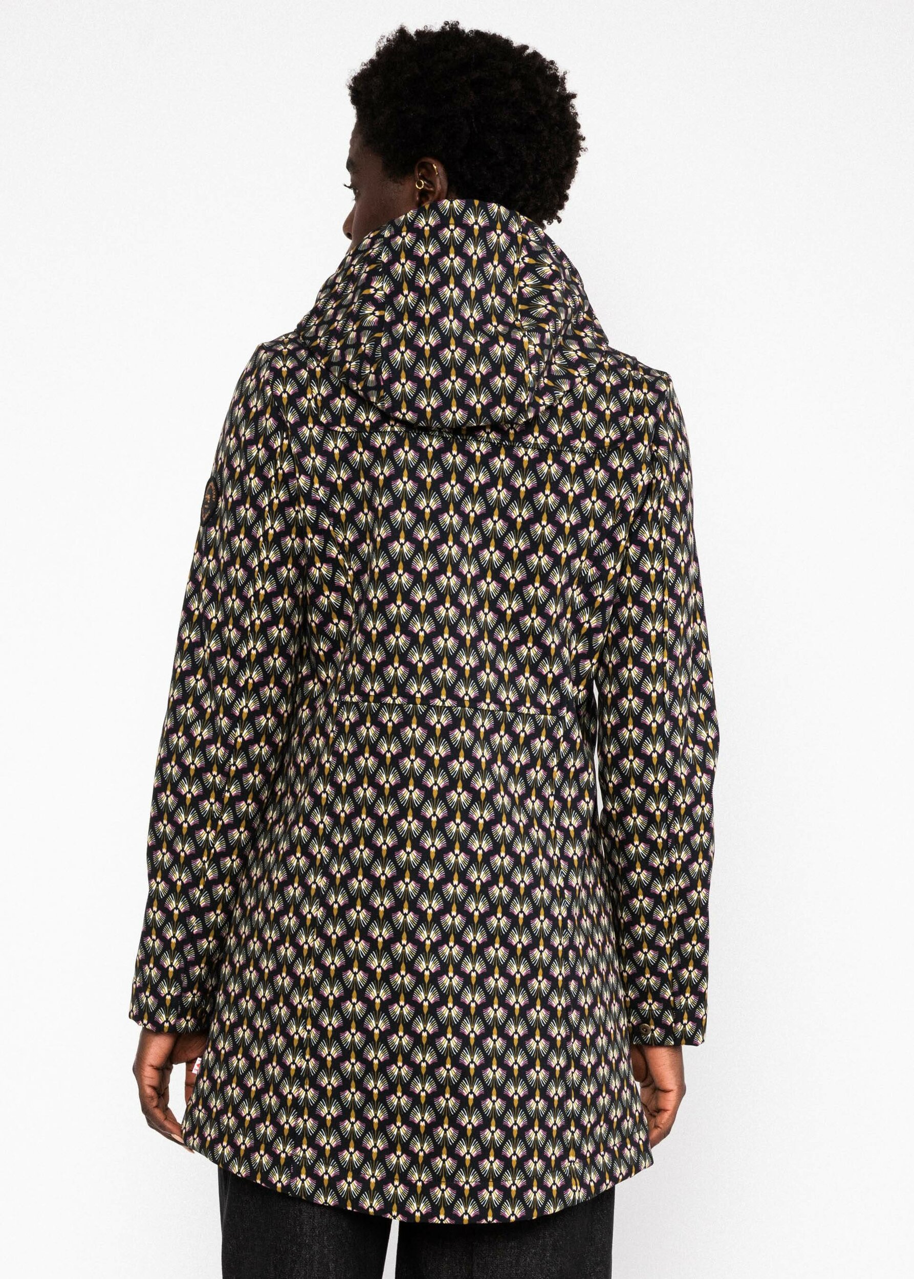 Anorak-wild-weather-noir-show-girl-polyester-recycle-Blutsgeschwister03