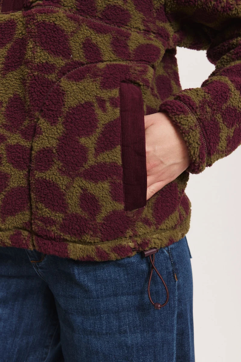Veste-Jorgaa-fleece-burgundy-botanical-polyester-recycle-Tranquillo03