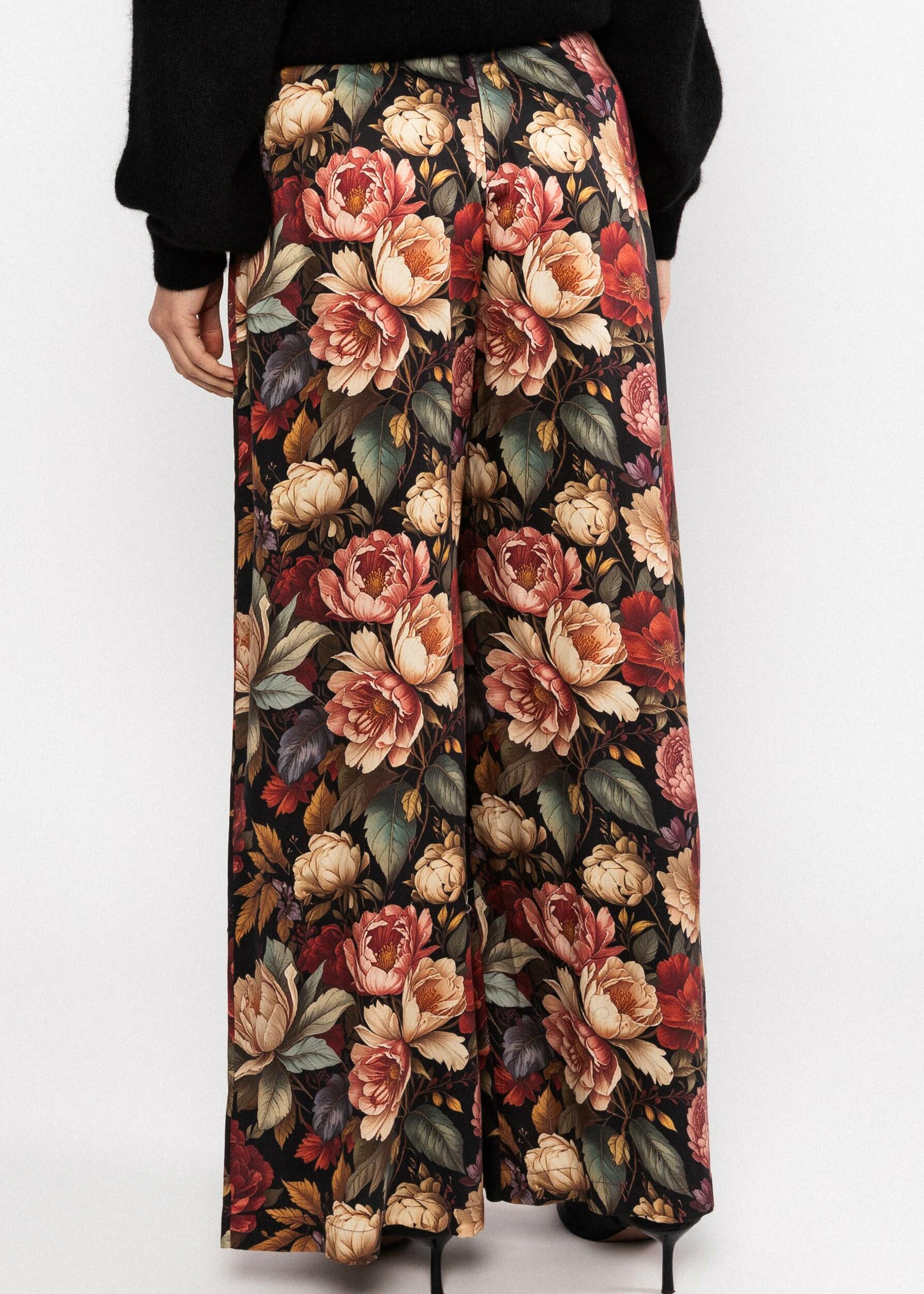 Pantalon-Elodie-silva-florum-noir-tencel-Blutsgeschwister03