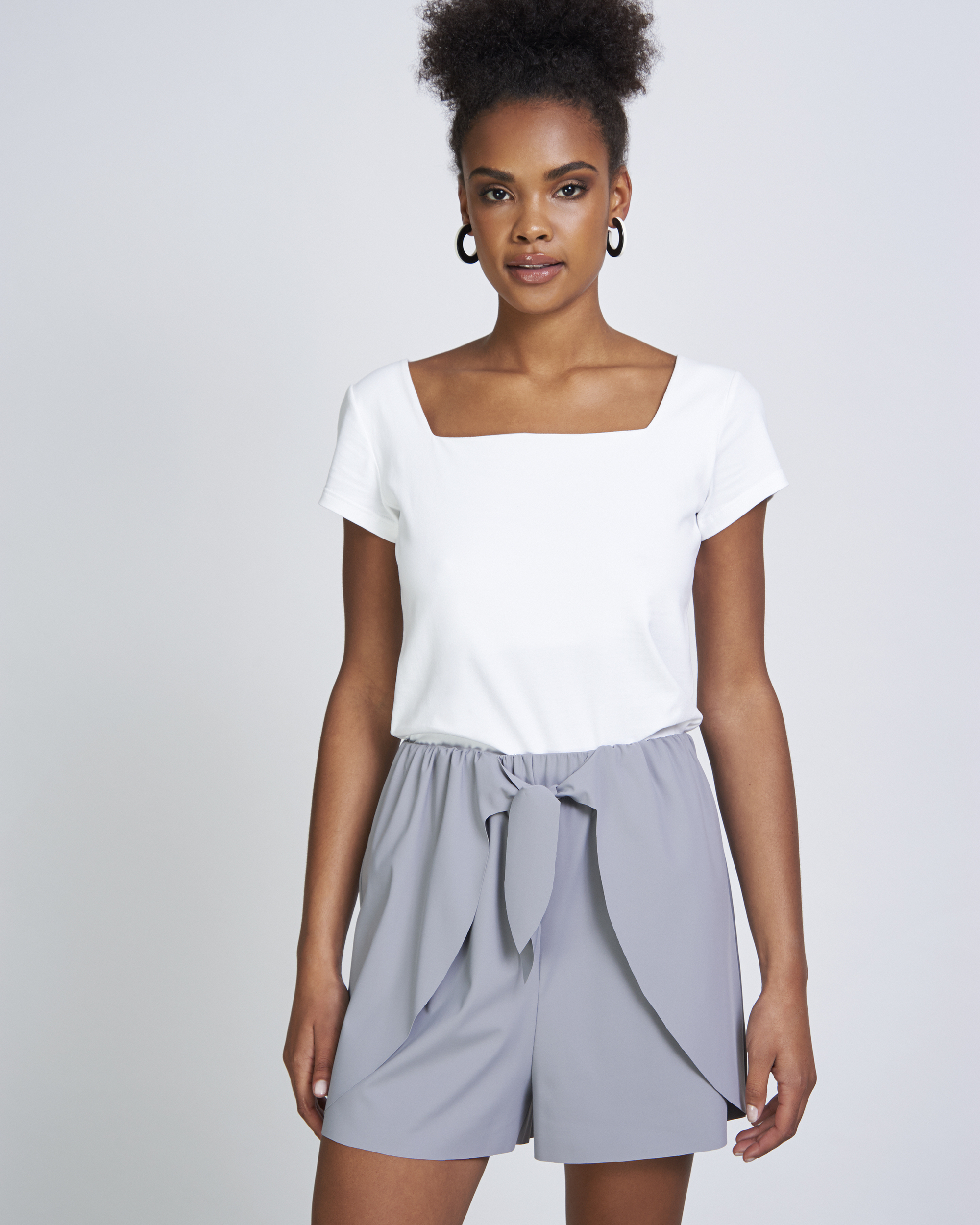 ARIMA-shirt-cotton-white-JULE-shorts-neoprene-grey