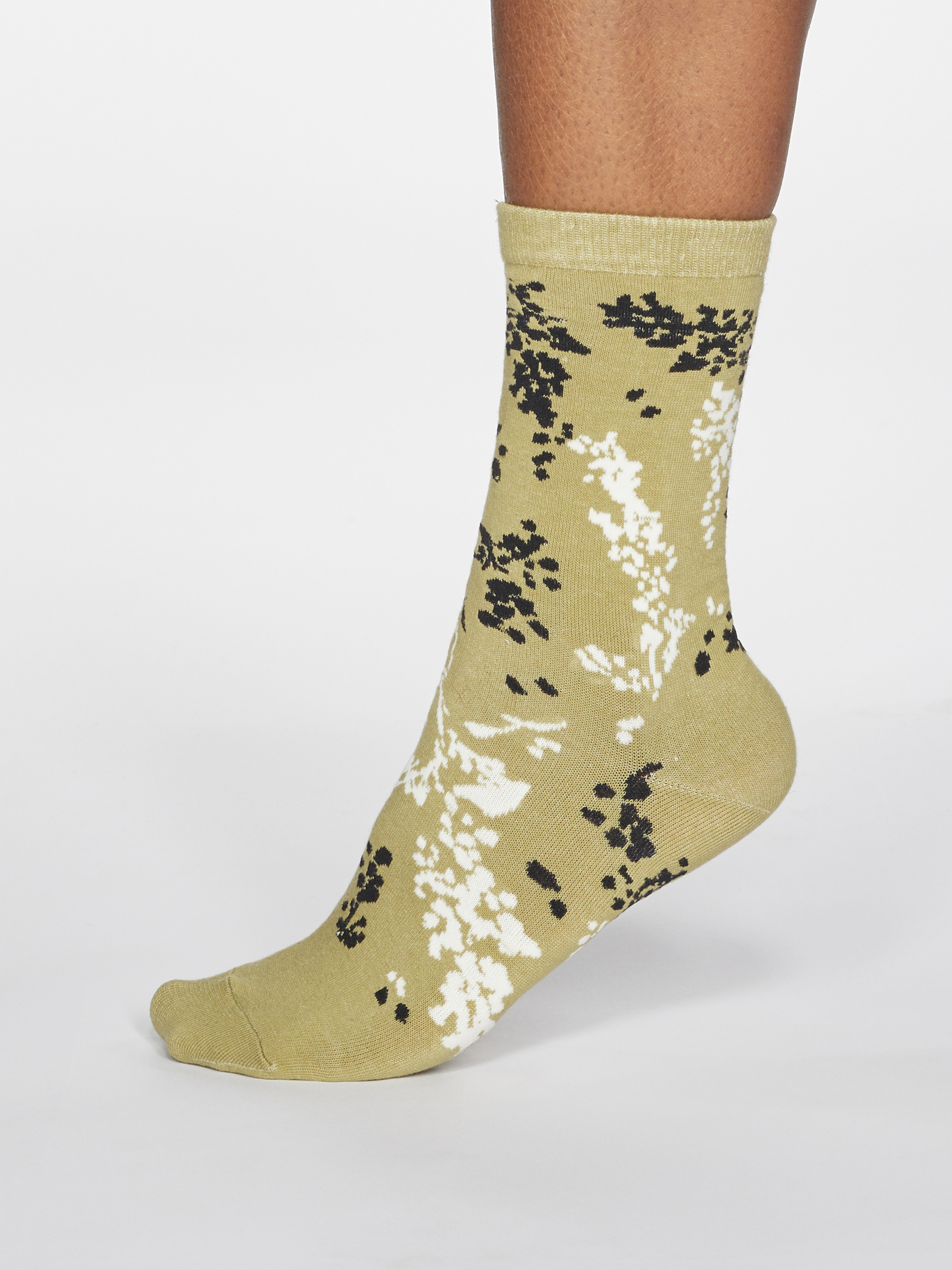 SPW590-PEAR-GREEN--Orpha-Floral-Organic-Cotton-Socks-in-Pear-Green-1S