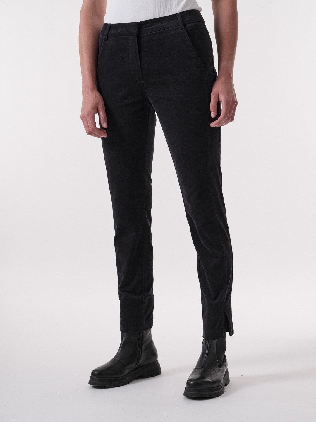 LANIUS_AW22_12917-00_Velvet-Hose_atlantic_02_1200x1800