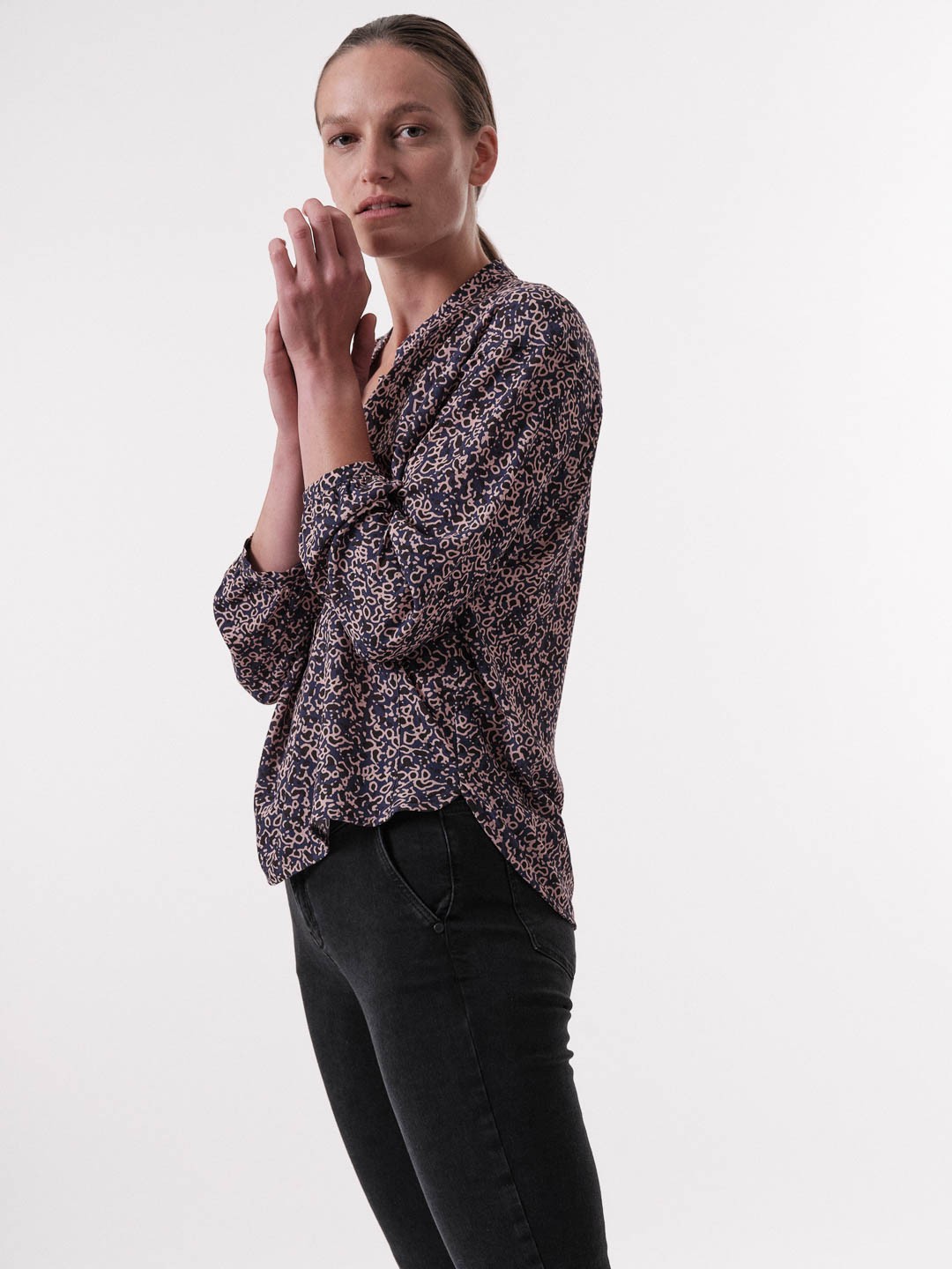 LANIUS_AW22_13336-00_Bluse_print-minimal_deep-amethyst_03_1200x1800