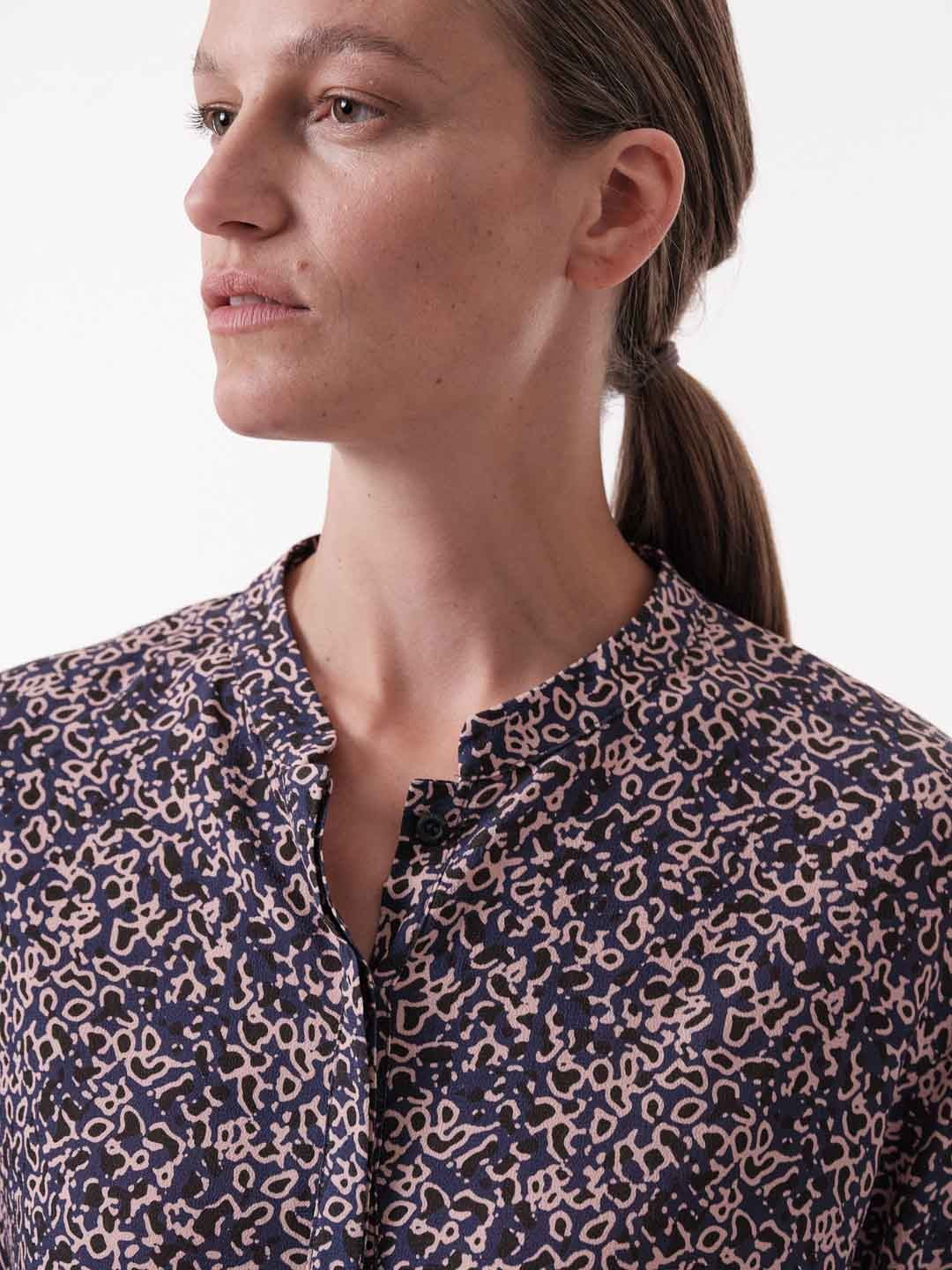 LANIUS_AW22_13336-00_Bluse_print-minimal_deep-amethyst_04_1200x1800