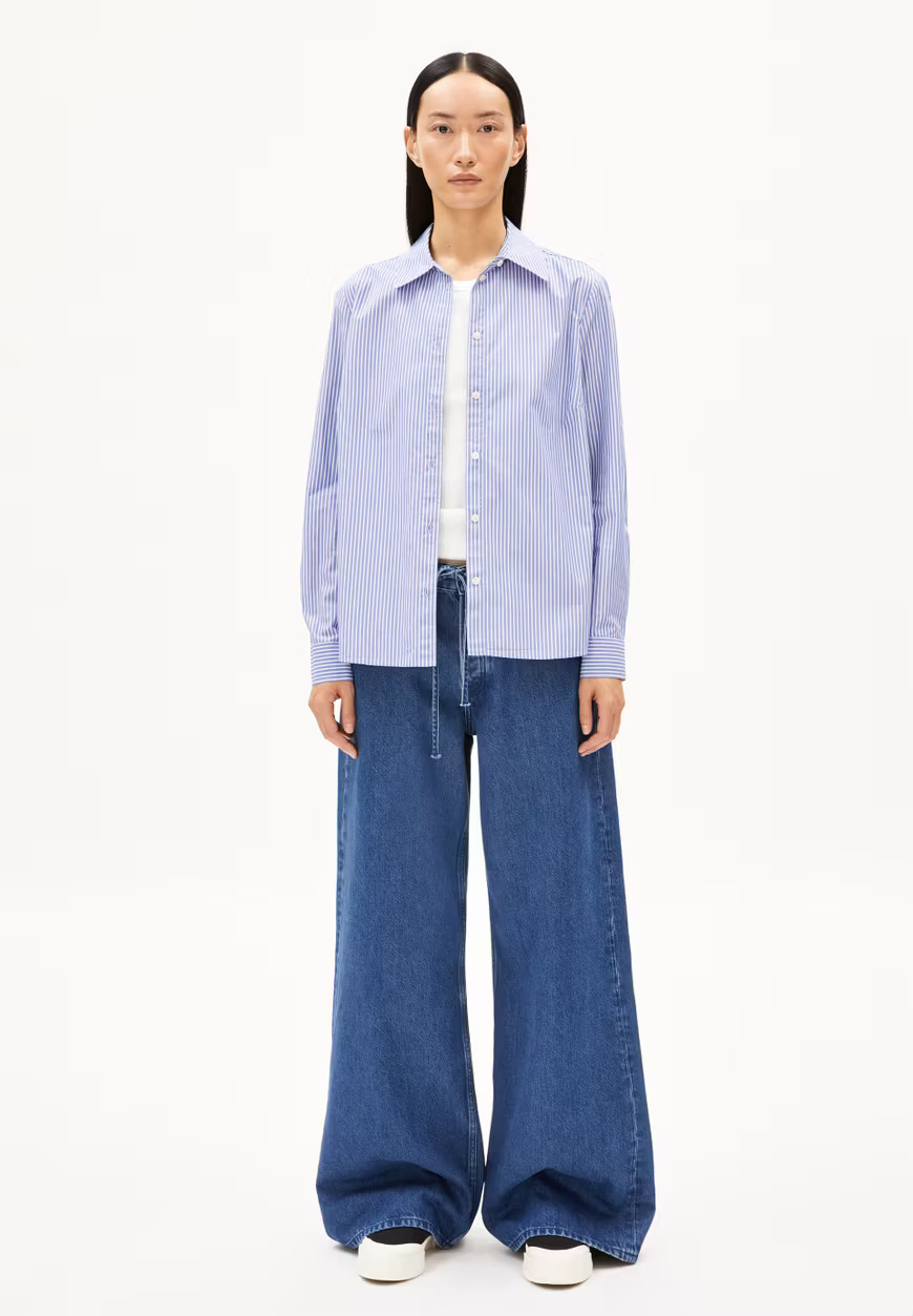 Chemisier-louilaa-striped-white-lapis-blue-coton-biologique-Armed-Angels05