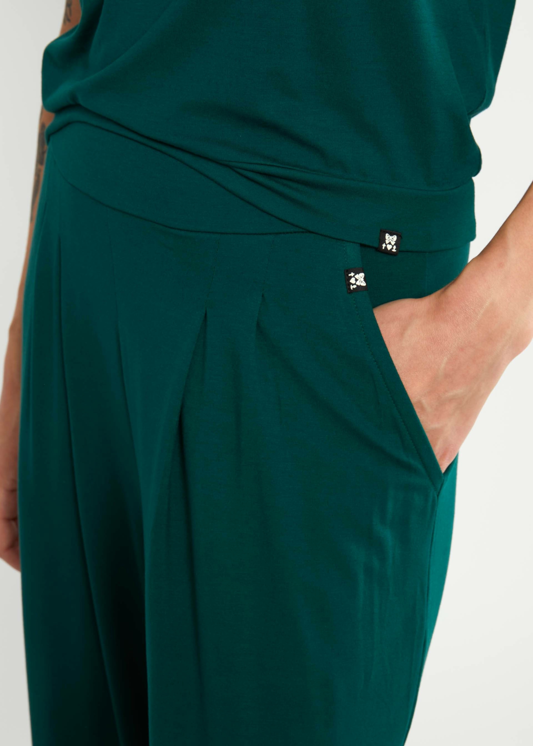 Pantalon-dressed-for-success-dense-forest-green-viscose-ecovero-blutsgeschwister04