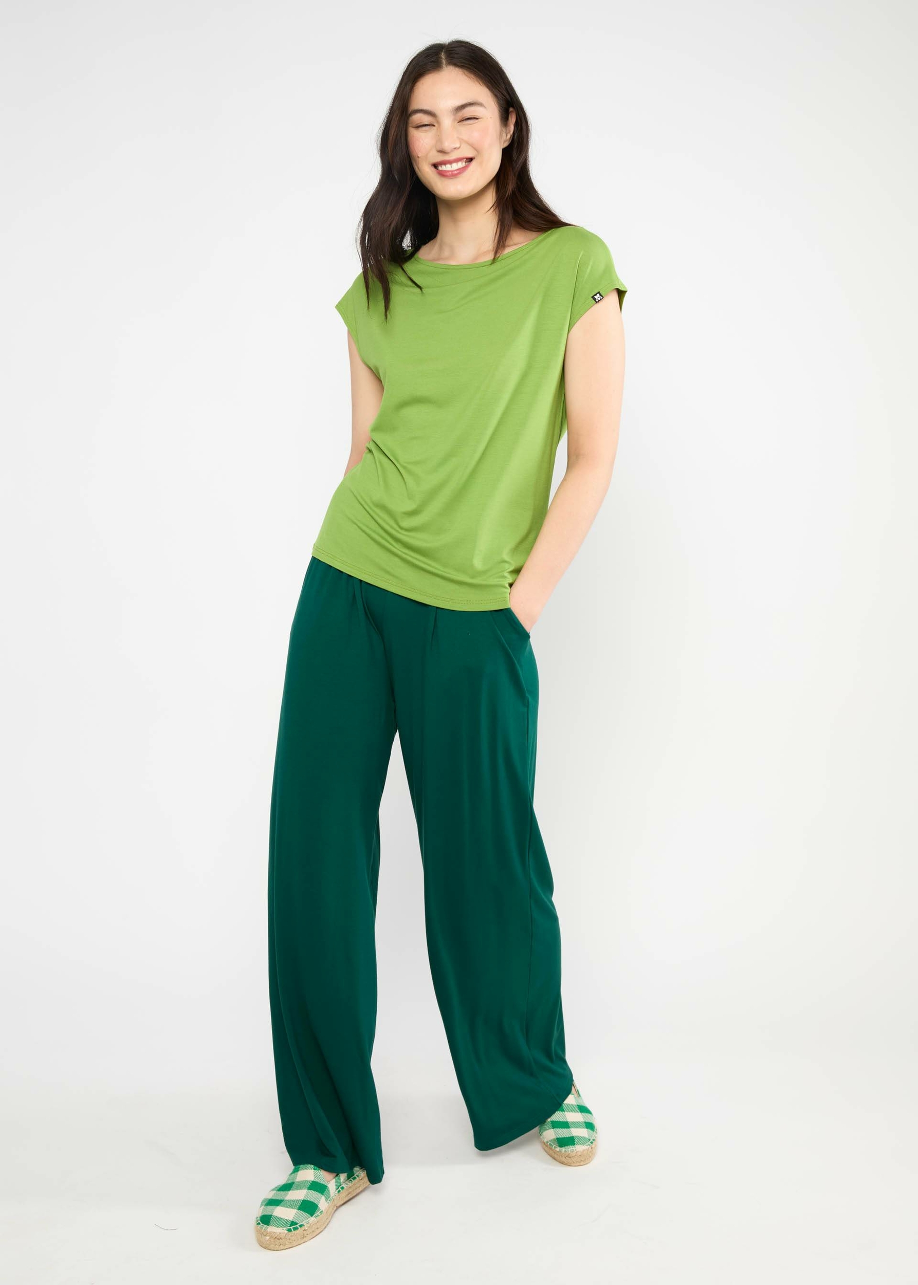 T-shirt-breezy-flowgirl-little-pea-green-ecovero-Blutsgeschwister05