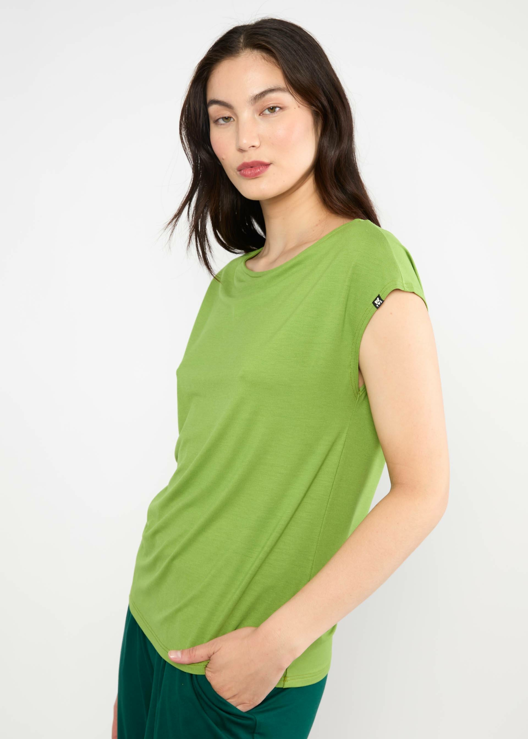 T-shirt-breezy-flowgirl-little-pea-green-ecovero-Blutsgeschwister01