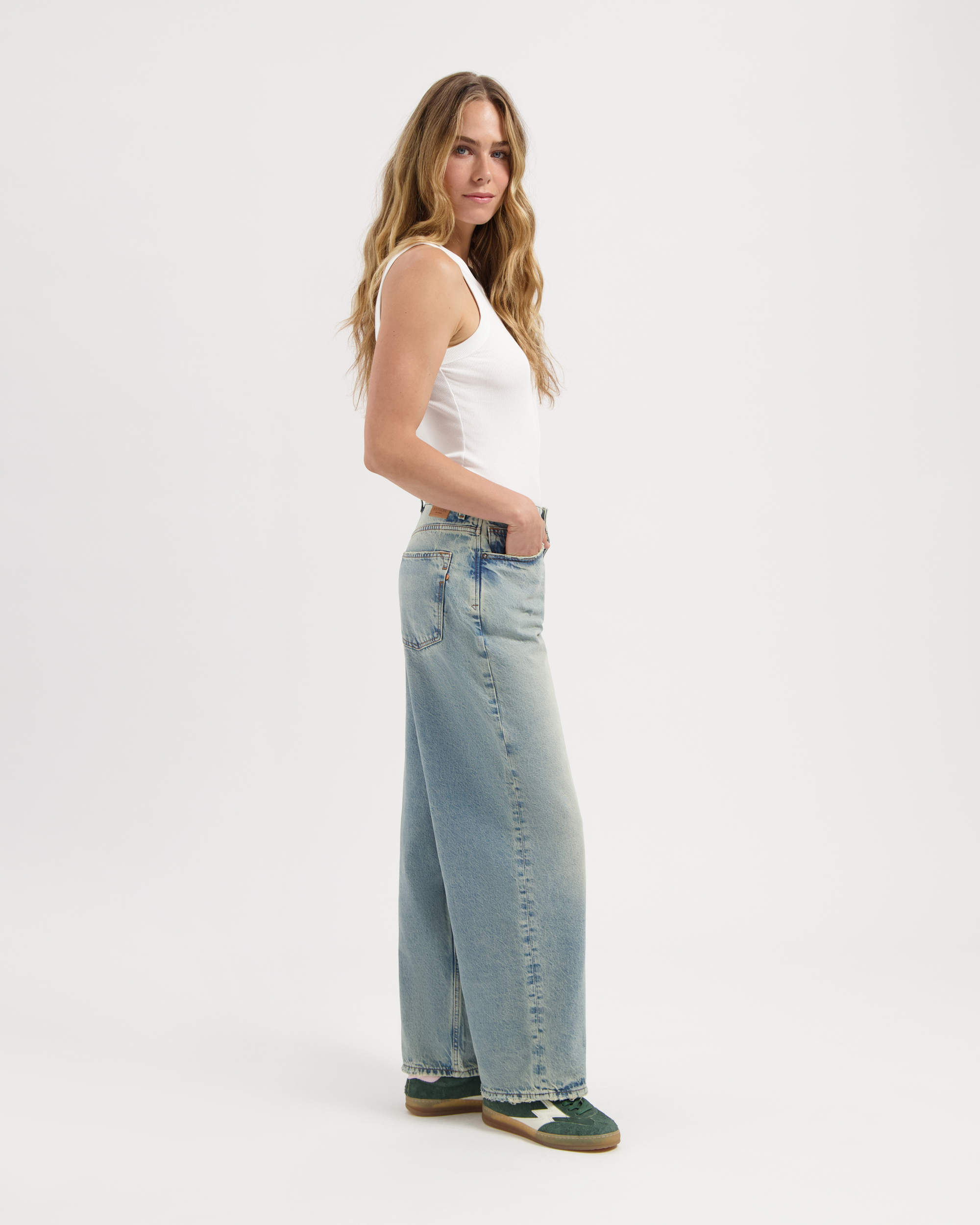 Jeans-Lucy-Loose-vintage-blue-coton-biologique-coton-recyclé-Kuyichi06