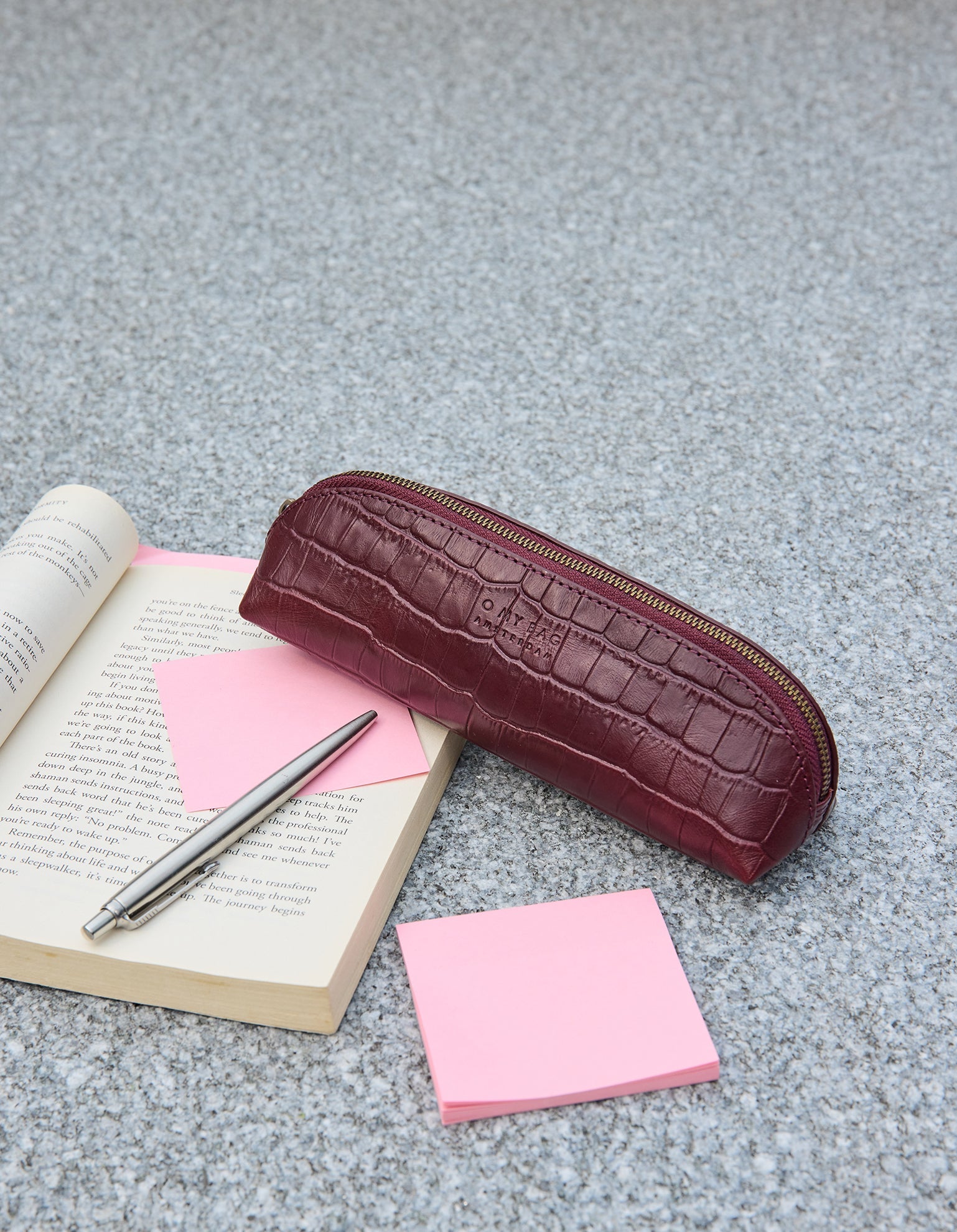 Plumier-petit-dark-cherry-croco-print-leather-O-my-Bag03
