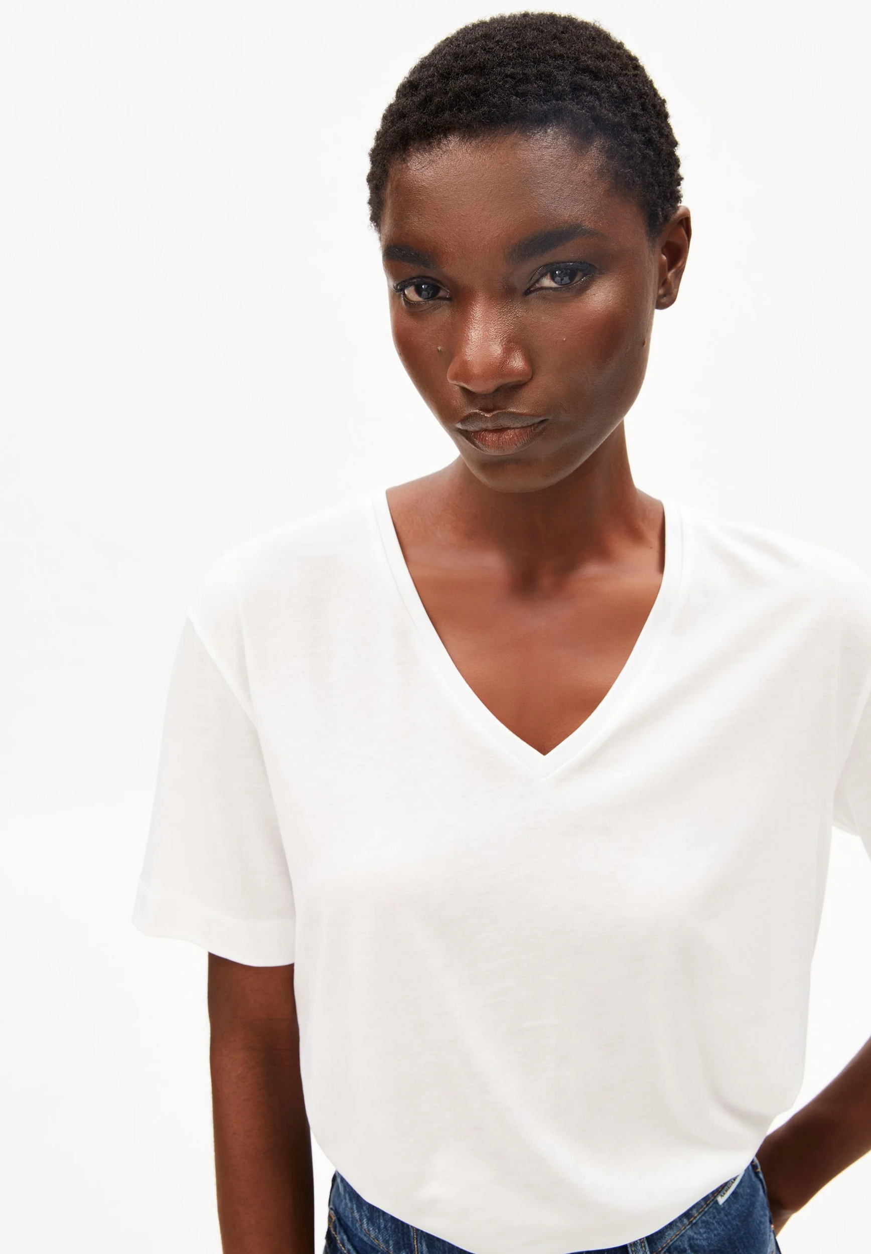 T-shirt-Avril-V-neck-white-coton-biologique-tencel-Armed-angels03