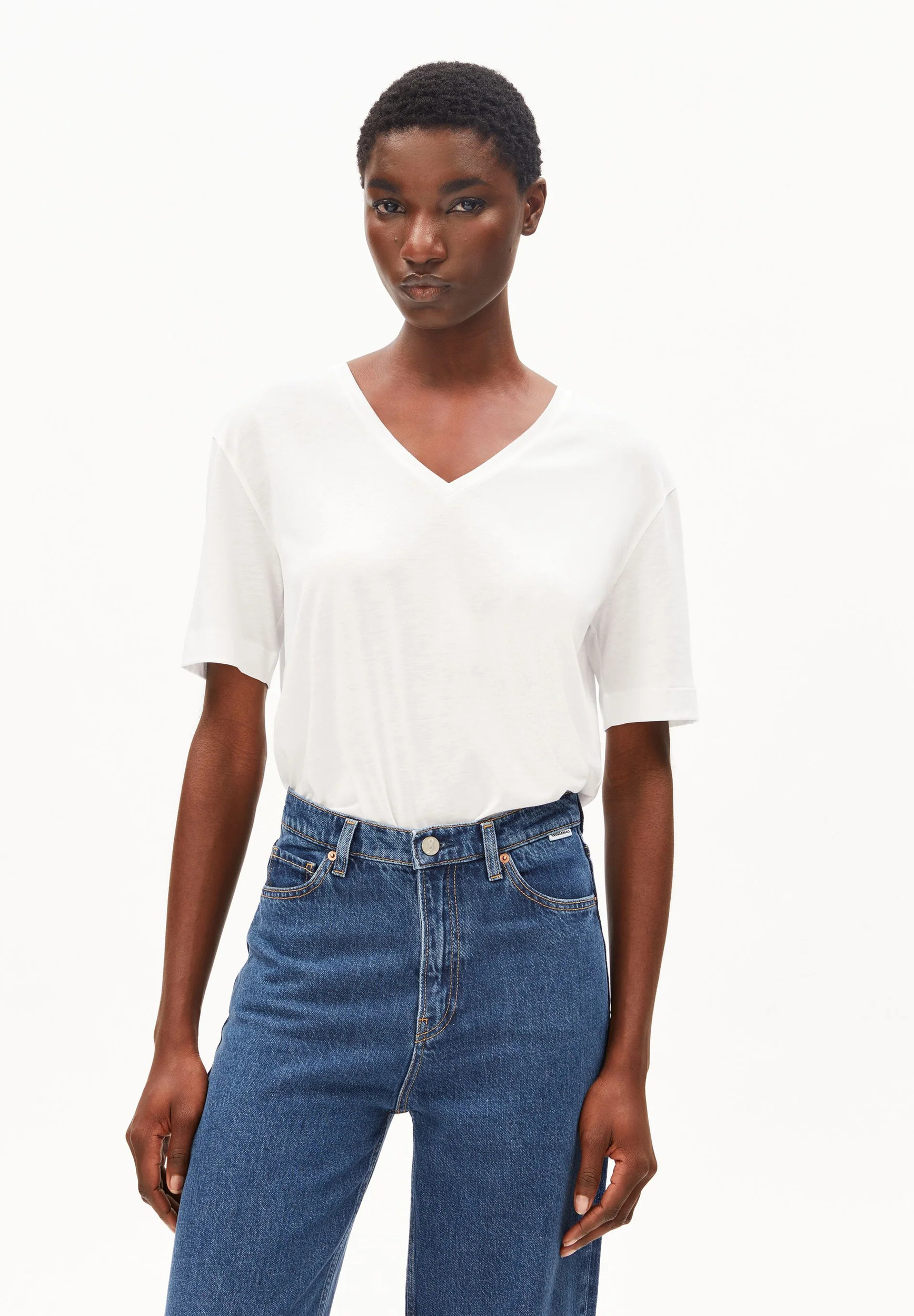 T-shirt-Avril-V-neck-white-coton-biologique-tencel-Armed-angels01