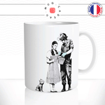 mug-tasse-ref2-artiste-bansky-couple-policier-femme-chien-cafe-the-mugs-tasses-personnalise-original-anse-droite