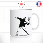 mug-tasse-ref6-artiste-art-bansky-homme-jette-fleurs-graff-cafe-the-mugs-tasses-personnalise-original-anse-droite