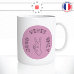 mug-tasse-ref46-citation-heureuse-good-vibes-only-main-rose-cafe-the-mugs-tasses-personnalise-anse-droite