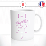 mug-tasse-ref2-naissance-mains-maman-papa-bebe-enfant-1+1=3-un-plus-egal-trois-dessin-rose-fille-cafe-the-mugs-tasses-personnalise-anse-droite