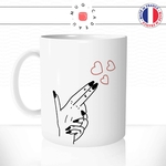 mug-tasse-main-pistolet-arme-tire-coeurs-rose-amour-couple-femme-idee-cadeau-original1