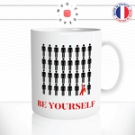 mug-tasse-be-yourself-bonhomme-toilettes-wc-noir-smoking-dance-rouge-humour-fun-drole-idée-cadeau-original-café-thé-personnalisée2-min