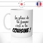 mug-tasse-la-place-de-la-femme-c'estèà-la-couisine-cuisine-meme-internet-noir-vidéo-offrir-fun-humour-idée-cadeau-original-personnalisée-min