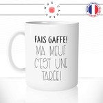 mug-tasse-fais-gaffe-ma-meuf-c'est-une-tarée-folle-femme-couple-fun-humour-original-tasses-café-thé-idée-cadeau-personnalisée