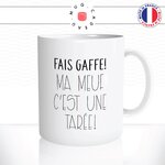 mug-tasse-fais-gaffe-ma-meuf-cest-une-tarée-folle-femme-couple-fun-humour-original-tasses-café-thé-idée-cadeau-personnalisée2