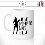 mug-tasse-je-ne-mords-pas-mais-je-tire-femme-arme-pistolet-flingue-humour-original-mugs-tasses-café-thé-idée-cadeau-personnalisée-min