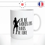 mug-tasse-je-ne-mords-pas-mais-je-tire-femme-arme-pistolet-flingue-humour-original-mugs-tasses-café-thé-idée-cadeau-personnalisée2-min
