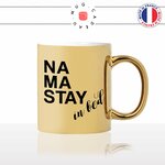 mug-tasse-doré-or-gold-namaste-stay-in-bed-reste-au-lit-matin-reveil-travail-collegue-original-humour-fun-idée-cadeau-personnalisé-café-thé2-min