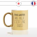 mug-tasse-or-doré-gold-fais-gaffe-ma-meuf-cest-une-tarrée-folle-femme-couple-drole-original-cool-idée-cadeau-fun-café-thé-personnalisé-min