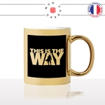 mug-tasse-doré-or-gold-film-série-culte-starwars-mandalorian-this-is-the-way-bounty-hunter-logo-humour-fun-idée-cadeau-personnalisé-café-thé2-min