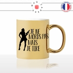 mug-tasse-doré-or-gold-femme-je-ne-mord-pas-mais-je-tire-tir-club-arme-fusil-assault-sexy-guns-humour-fun-idée-cadeau-personnalisé-café-thé2-min