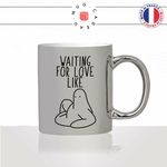 mug-tasse-argent-silver-gris-célibataire-waiting-for-love-jattend-lamour-homme-femme-humour-cool-idée-cadeau-fun-drole-café-thé2-min
