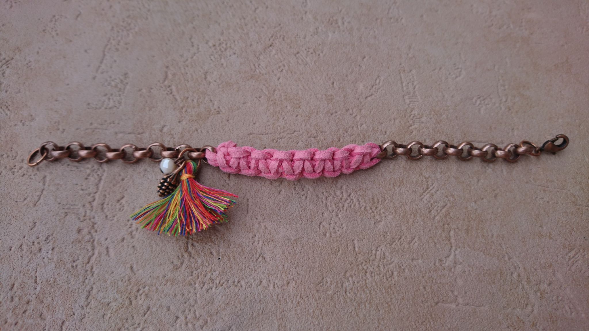 Bracelet chaîne cuivre, macramé et pompon - rose