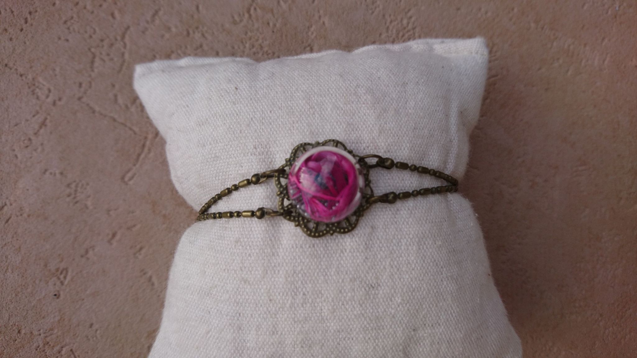 Bracelet chaîne et sphère en verre avec plumes - rose