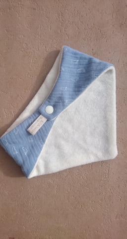 bavoir bandana bambou et double gaze coton oekotex bleu ecru pieds bébé (2)
