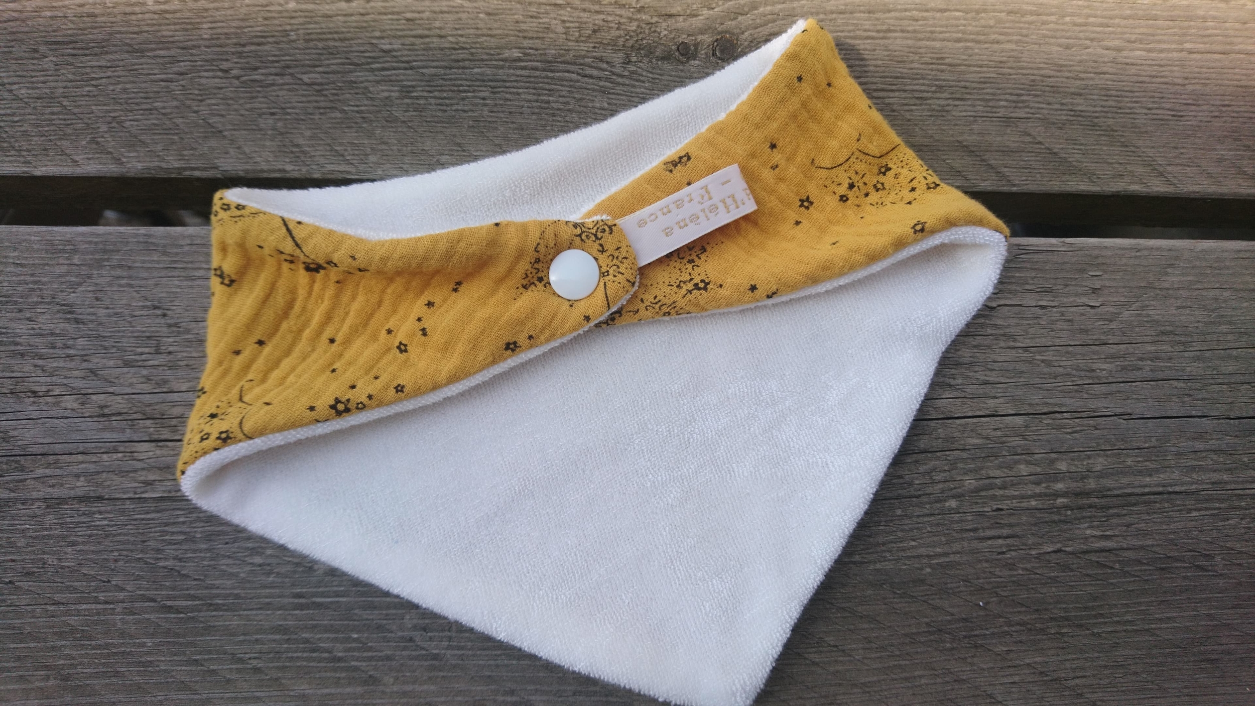 Bavoir bandana en double gaze coton et micro-éponge bambou certifiés oeko-tex ombrelles moutarde noir