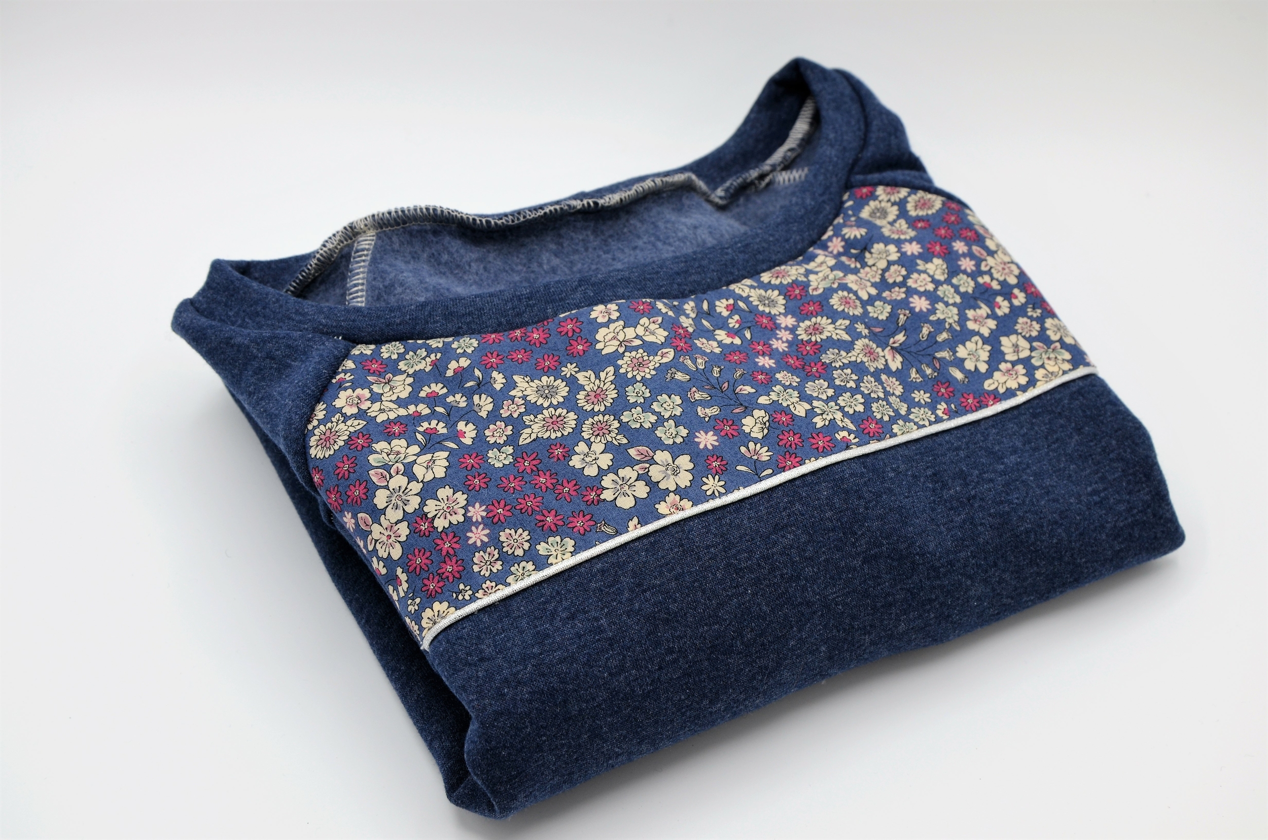 Sweat en coton recyclé & tissu fleuri - Bleu chiné